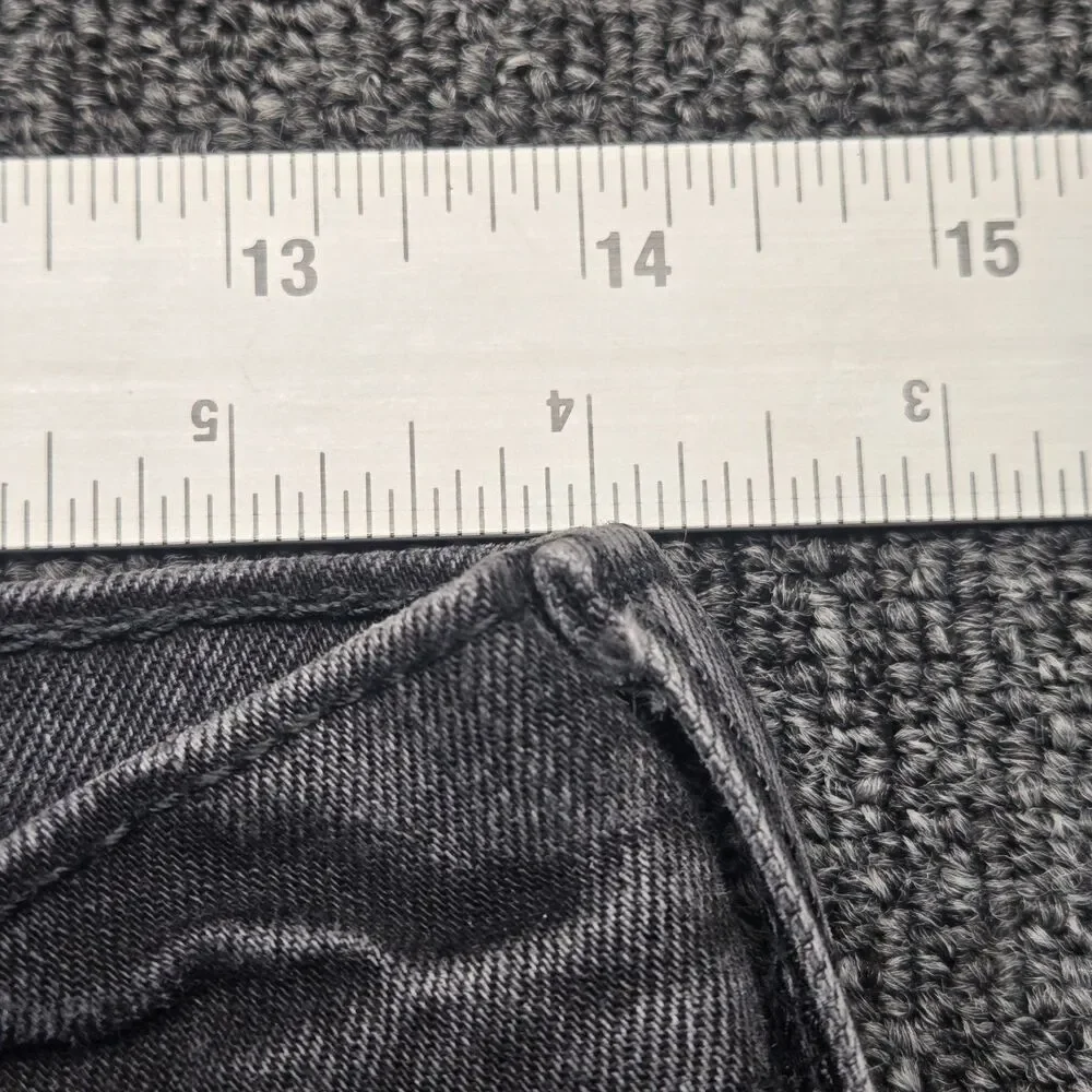 Levis modern yet